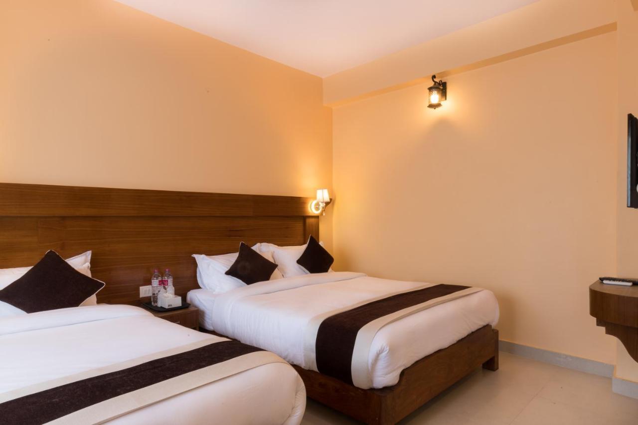 Hotel Lake Shore Pokhara Kültér fotó