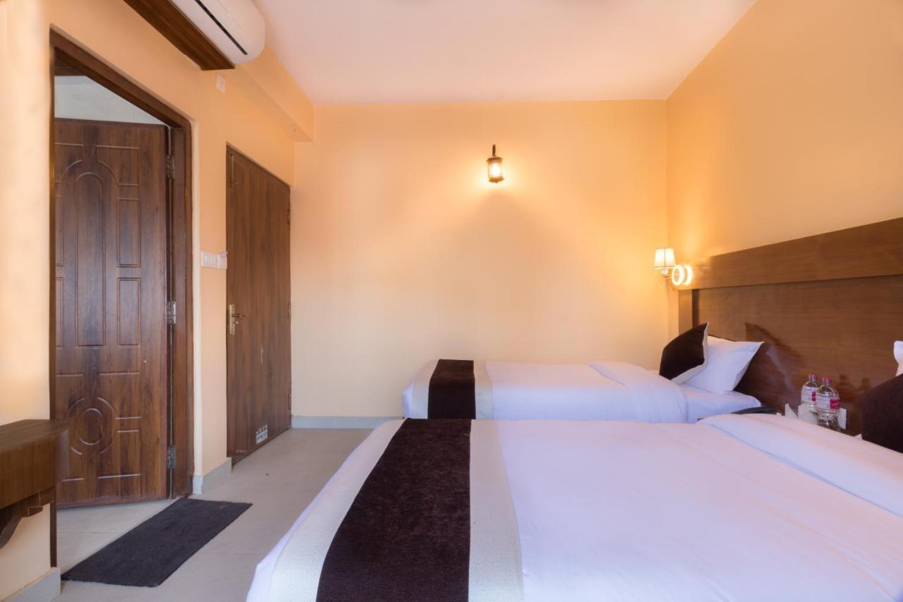 Hotel Lake Shore Pokhara Kültér fotó