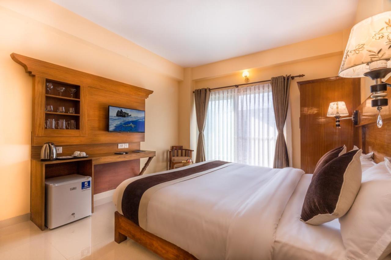 Hotel Lake Shore Pokhara Kültér fotó