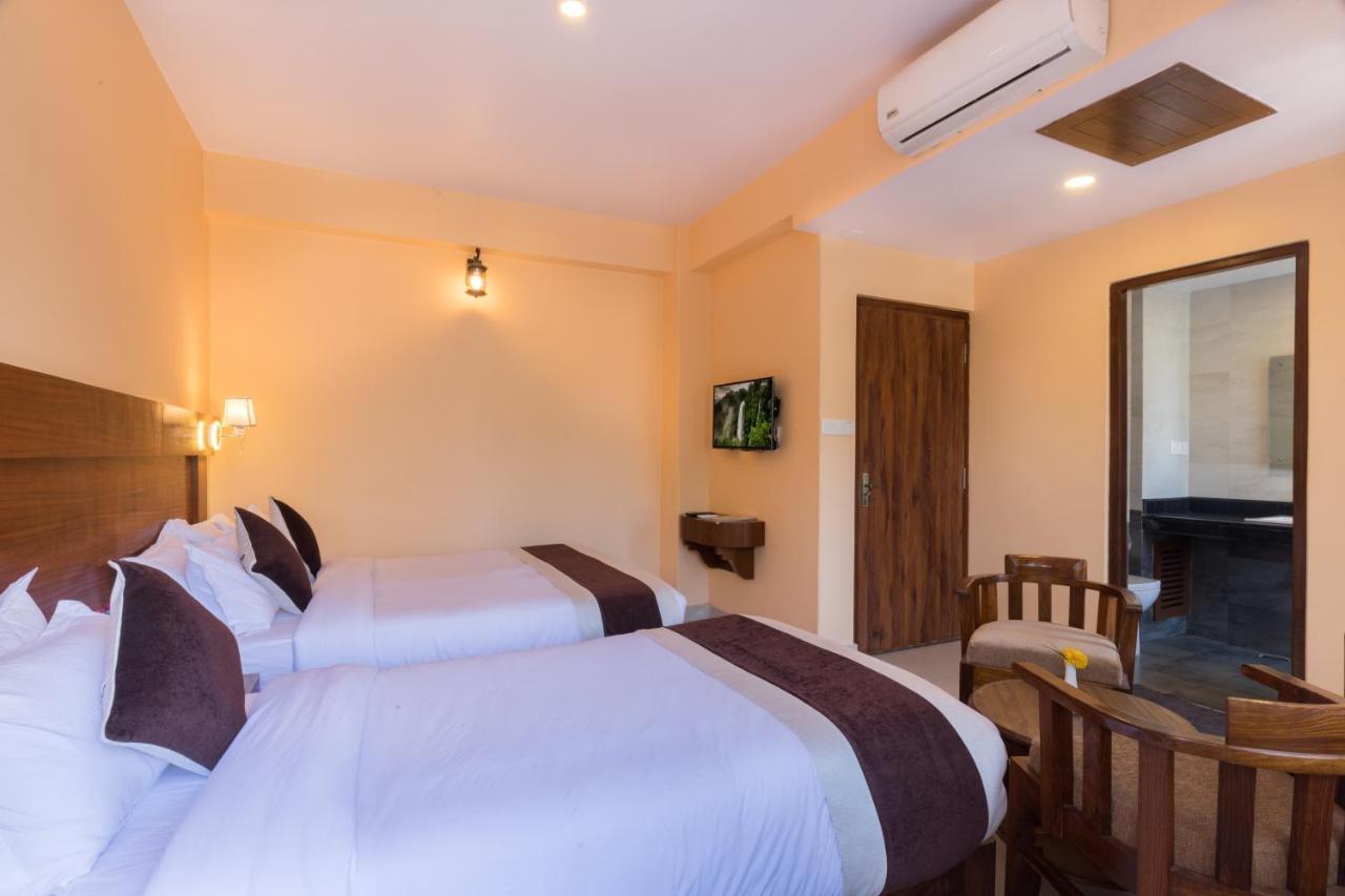 Hotel Lake Shore Pokhara Kültér fotó
