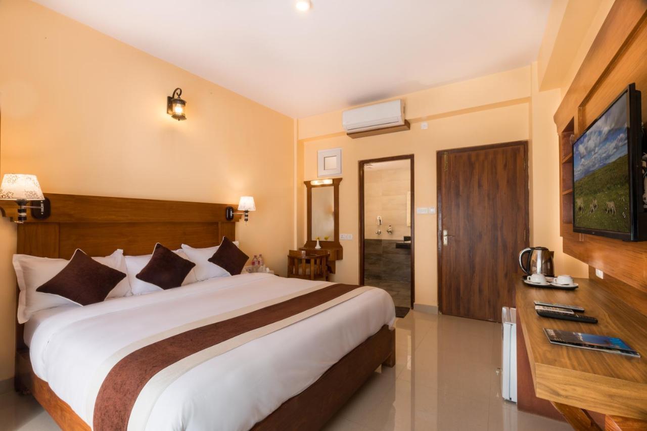 Hotel Lake Shore Pokhara Kültér fotó