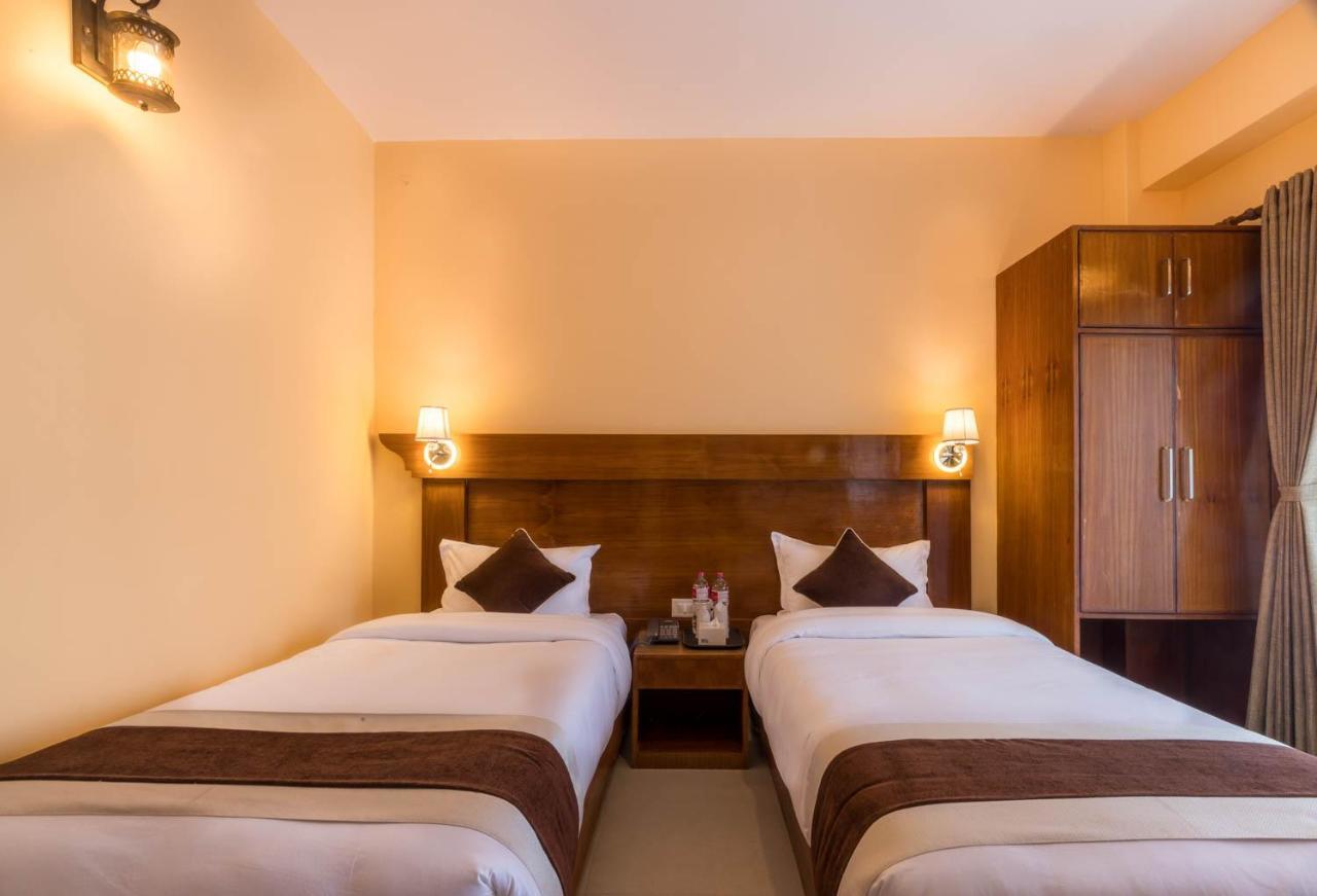 Hotel Lake Shore Pokhara Kültér fotó