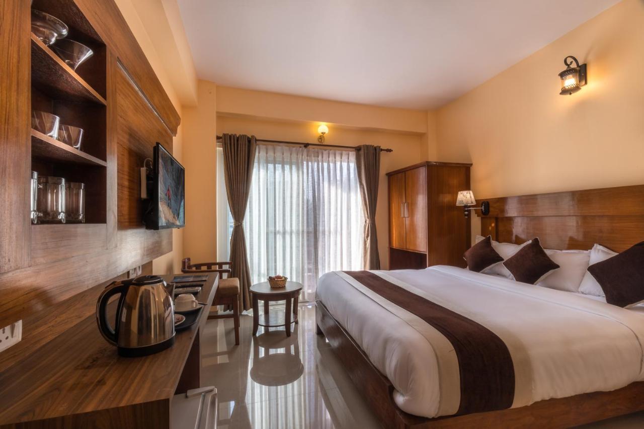 Hotel Lake Shore Pokhara Kültér fotó
