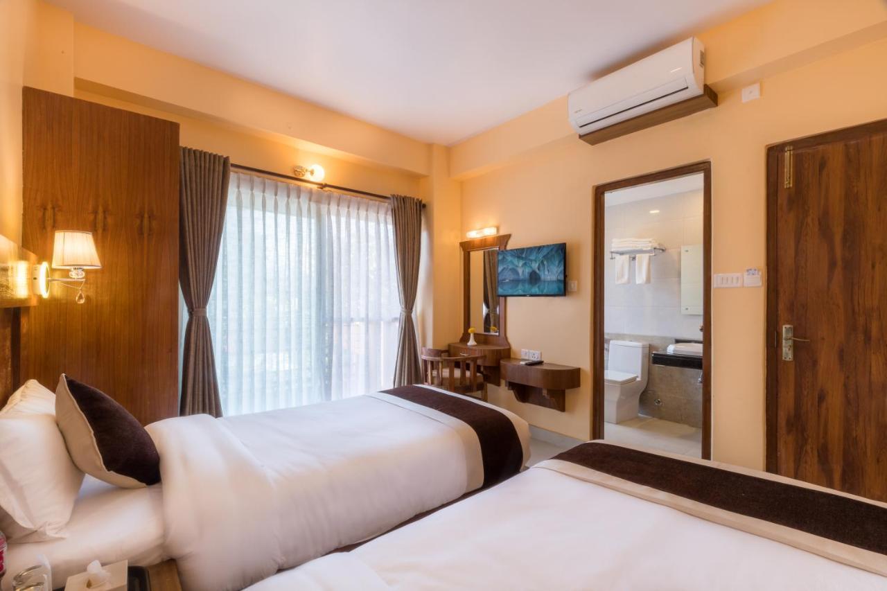 Hotel Lake Shore Pokhara Kültér fotó